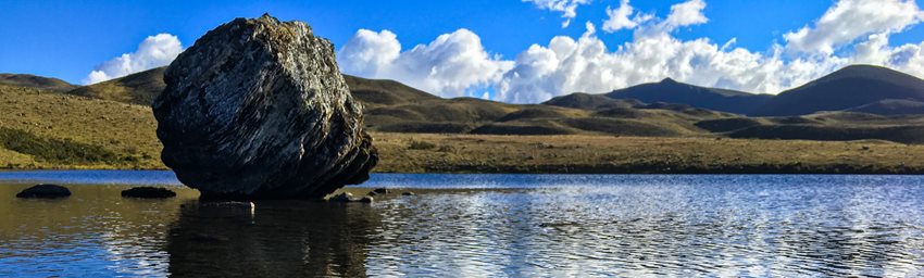 Imagen de una piedra sobre un lago