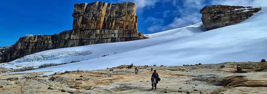 Montañas nevadas con hielo